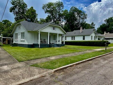 Manicured residential lawn and hedge in Thomaston, GA